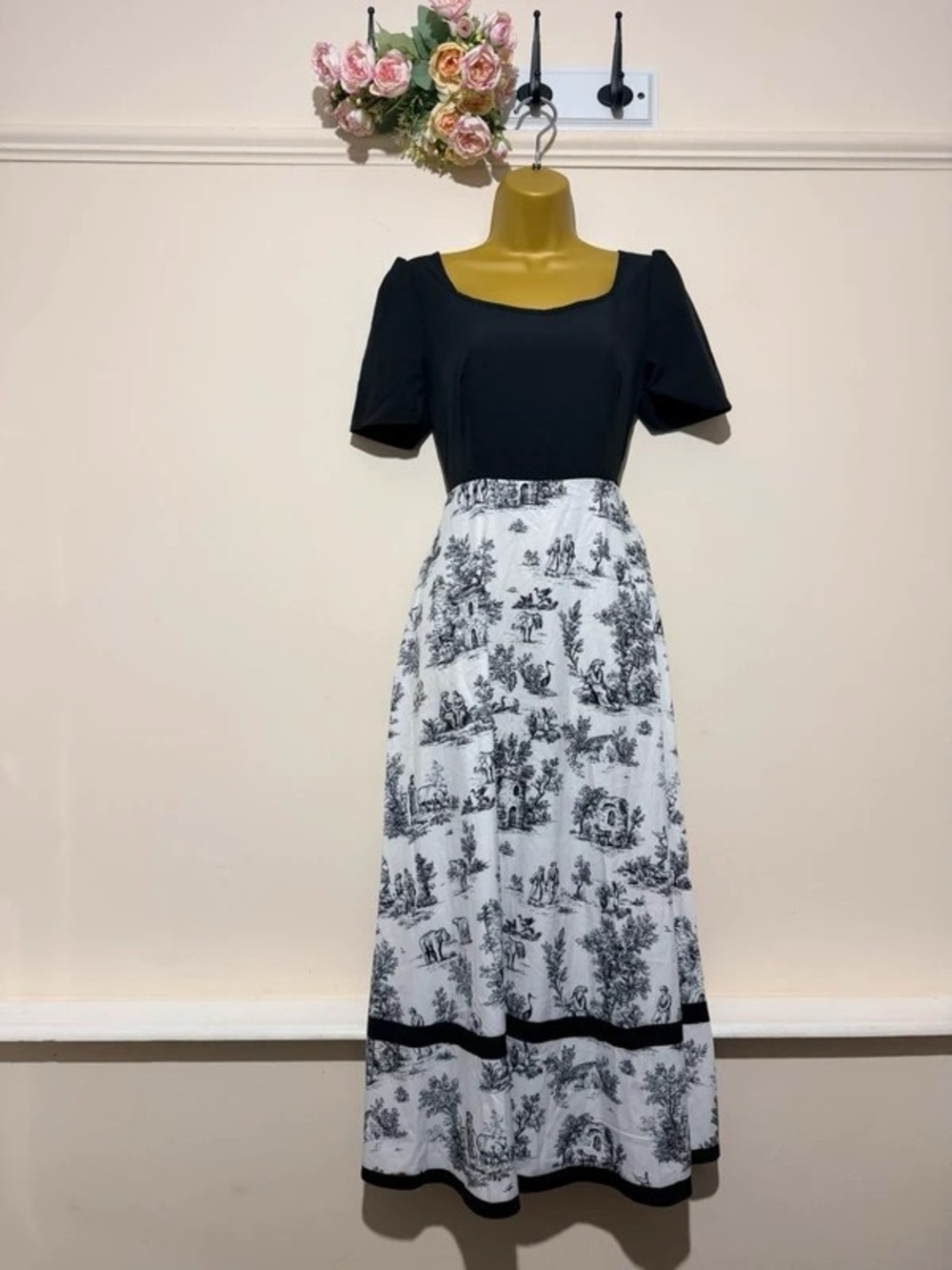 Black and White Scenic Print Maxi Dress with Square Neckline